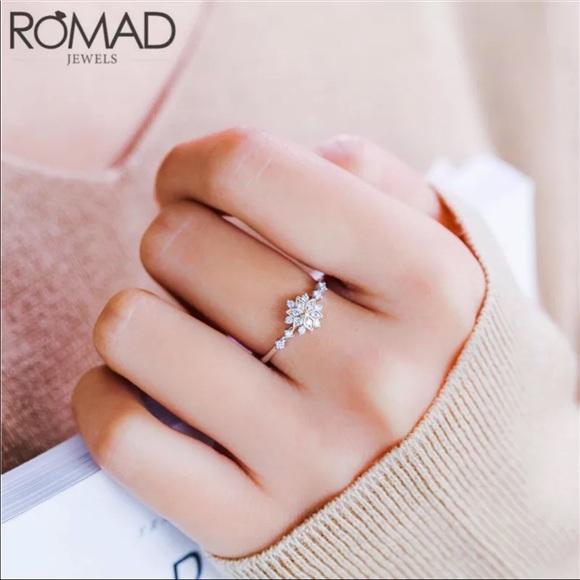 New Women's Snowflake Delicate Ring - Picture 5 of 5